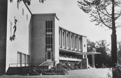 4246 Gezicht op een gedeelte van de voorgevel van de Stadsschouwburg (Lucasbolwerk 24) te Utrecht.